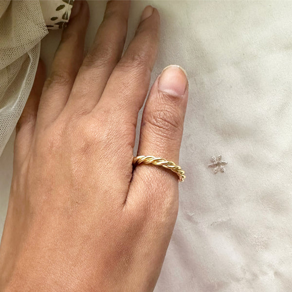Gold Twister finger ring (size adjustable)