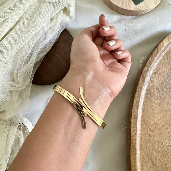 Gold Curvy routes bracelet