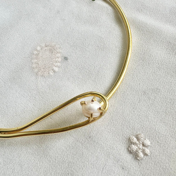 Contemp Pearl in a loop hasli