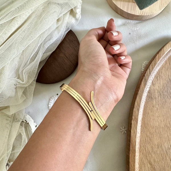 Gold Curvy routes bracelet