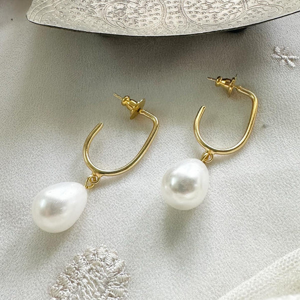 J loop-pearl stud earrings - Adorna
