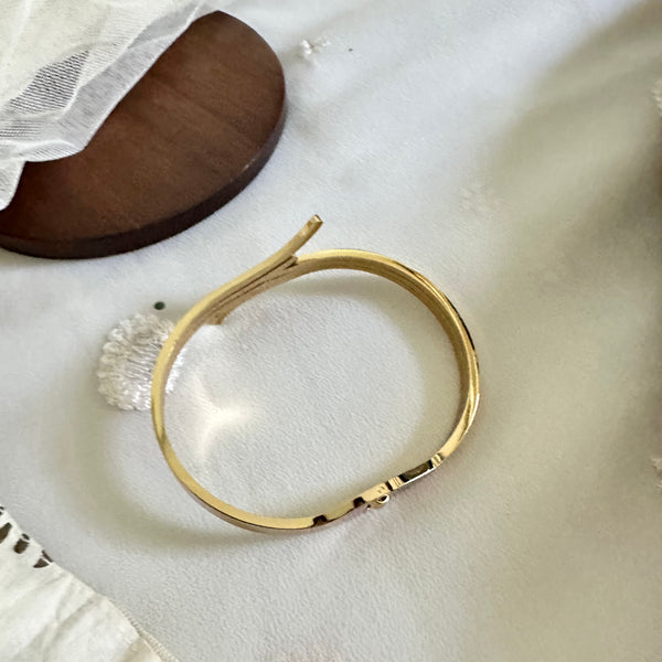 Gold Curvy routes bracelet