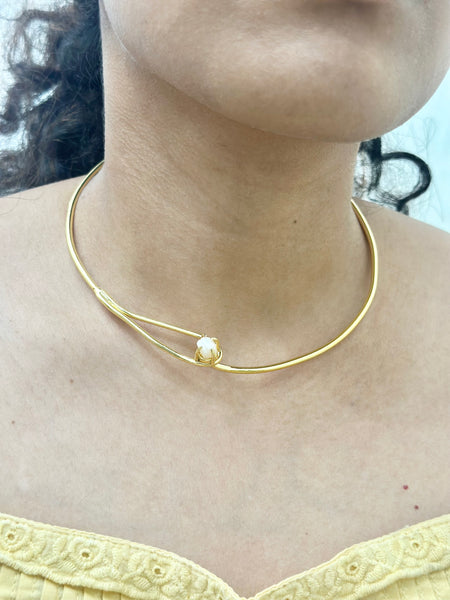 Contemp Pearl in a loop hasli