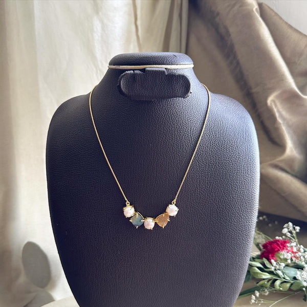 Raw stone & Pearl curve necklace
