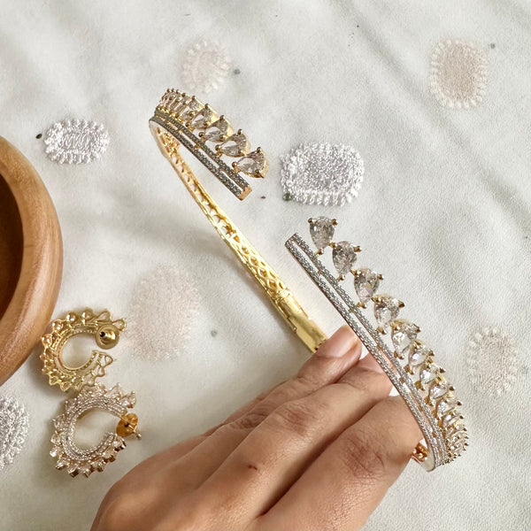 Tear drop front open choker set