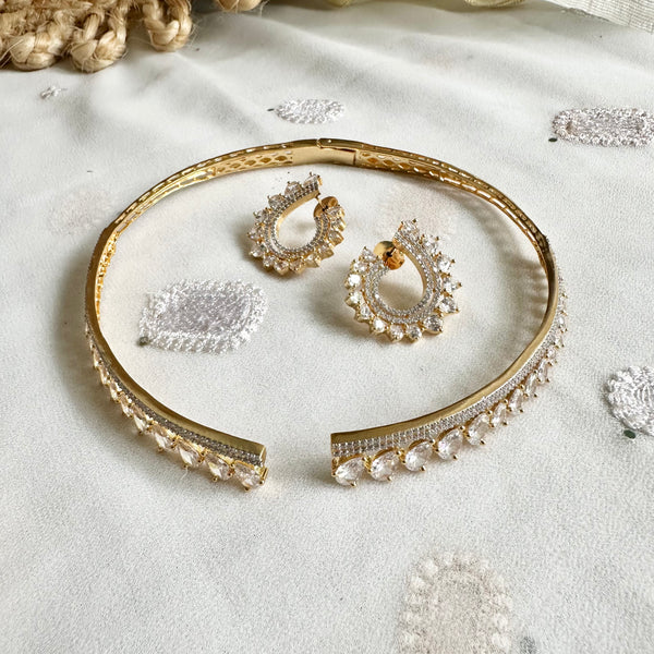 Tear drop front open choker set