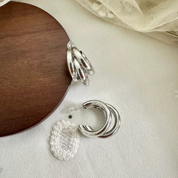 Triple hoops ear studs