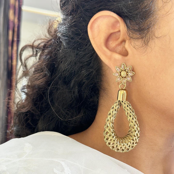 Antique gold weave a curve earrings