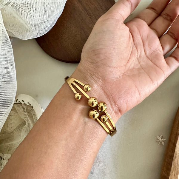 Gold Comets striking bracelet