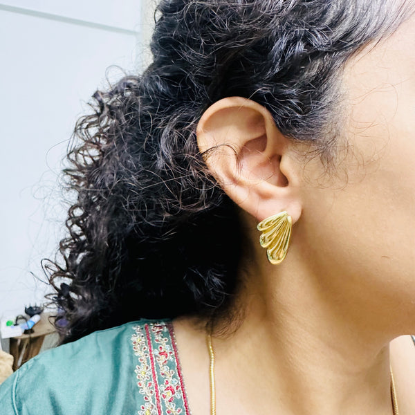 3 leaf shell gold studs