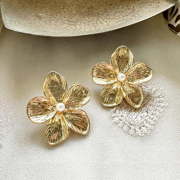 Textured flower stud earrings