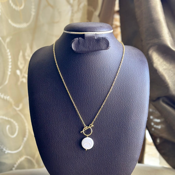 Flat pearl pendant interlock neckpiece