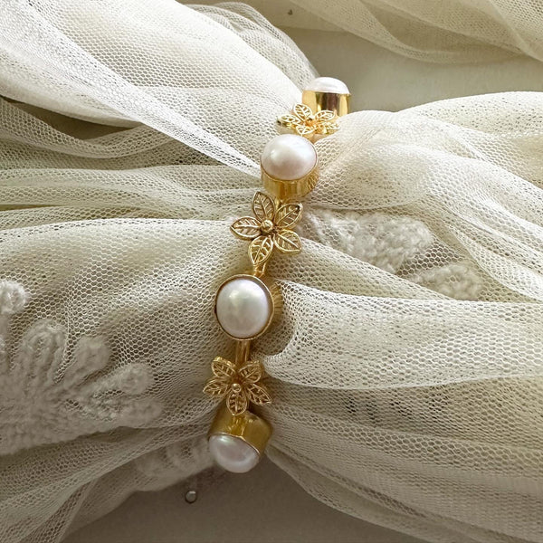 Floral bloom gold bracelet - Adorna