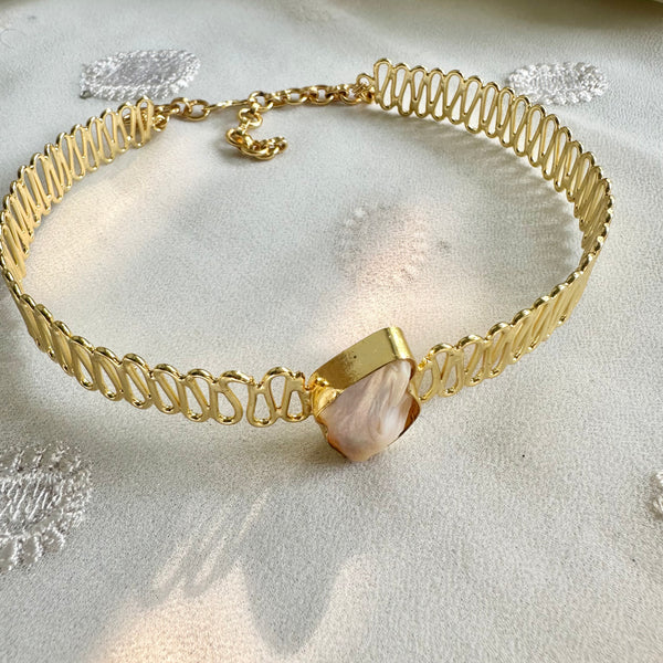 Baroque pearl choker