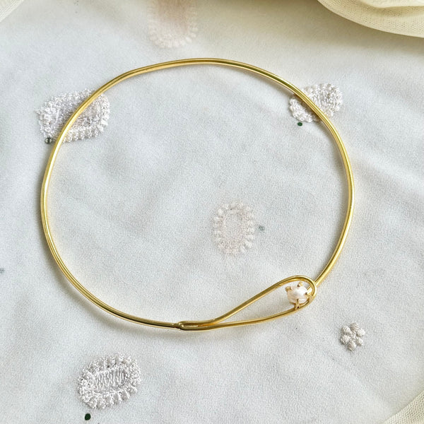 Contemp Pearl in a loop hasli