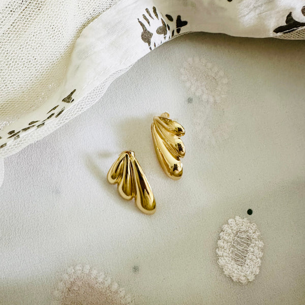 3 leaf shell gold studs