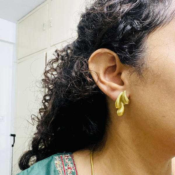 3 curved striped droplet stud
