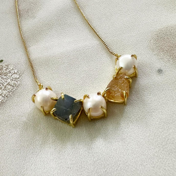 Raw stone & Pearl curve necklace