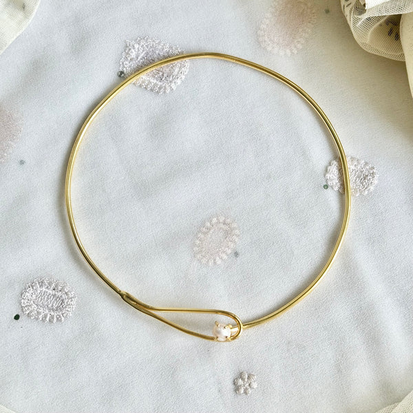 Contemp Pearl in a loop hasli