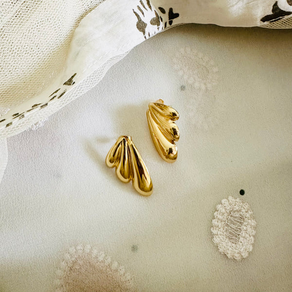3 leaf shell gold studs