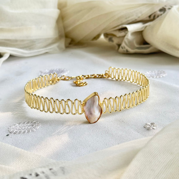 Baroque pearl choker