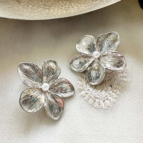 Textured flower stud earrings