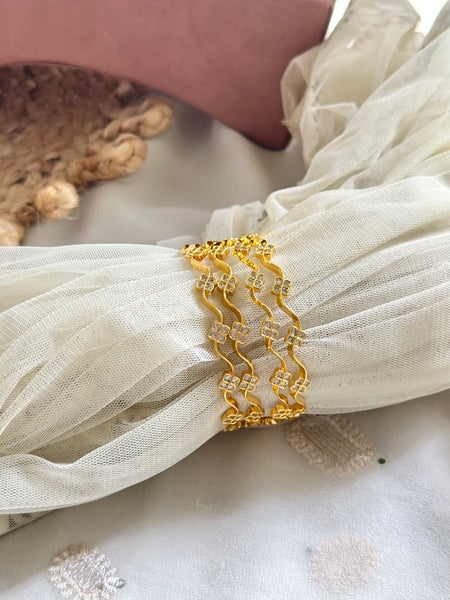 Gold AD bangle curved clover bangles - set of 4