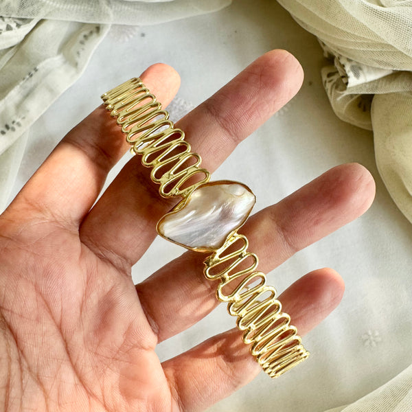 Baroque pearl choker