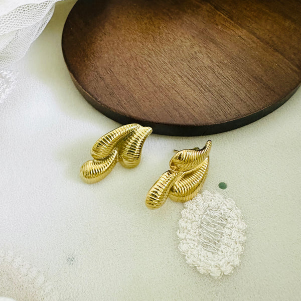 3 curved striped droplet stud