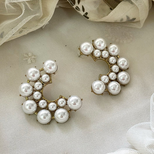 Cluster Pearl C stud type earrings