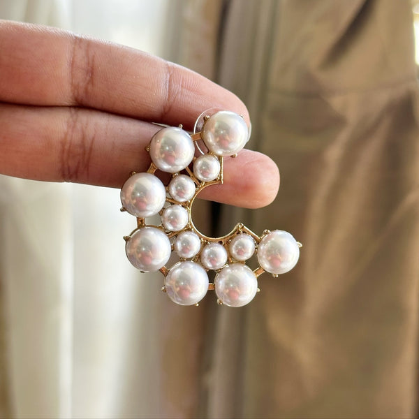 Cluster Pearl C stud type earrings