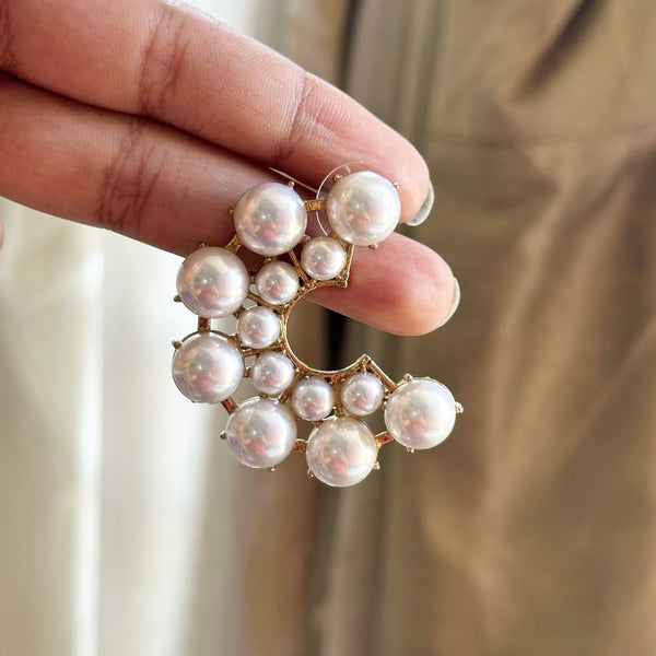 Cluster Pearl C stud type earrings