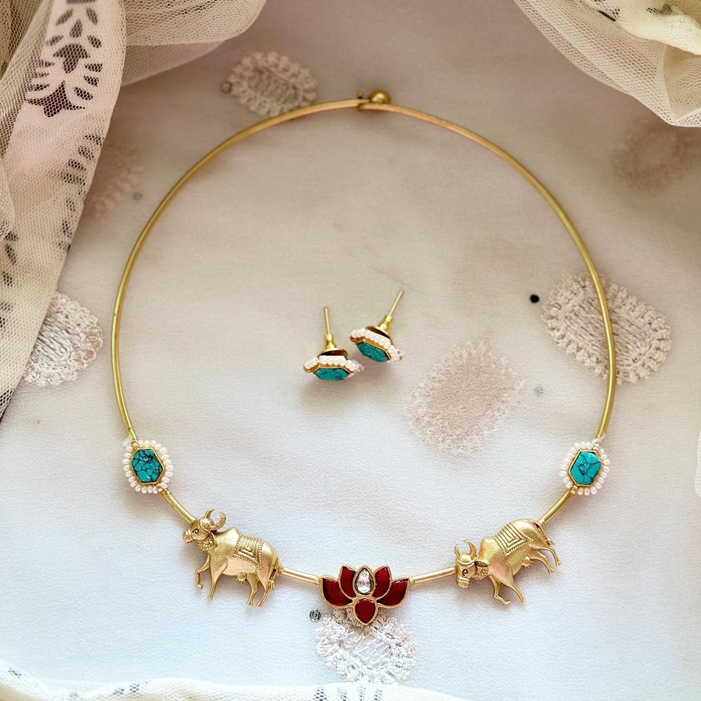 Sleek gold Bull-Lotus kundan hasli set - Multi - Adorna