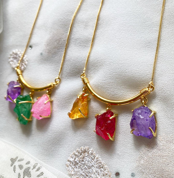 Raw stone smile trio necklace