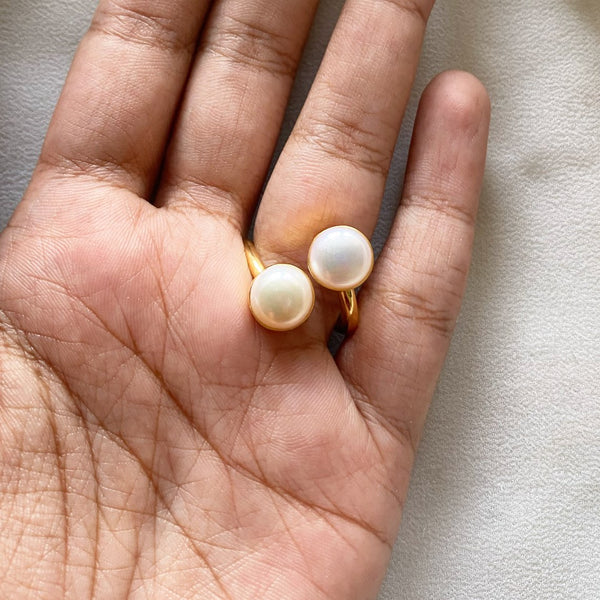 Très Pearl finger ring - Adorna